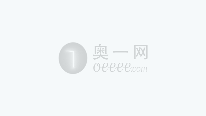 企鹅"照镜子"10分钟 陶醉于倒影很自恋