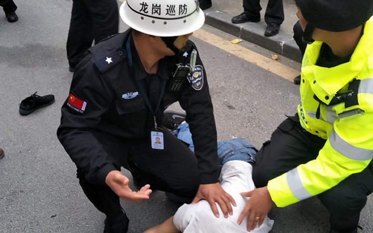 深圳一醉酒男子持刀追砍陌生人 酒醒后已忘事发情形