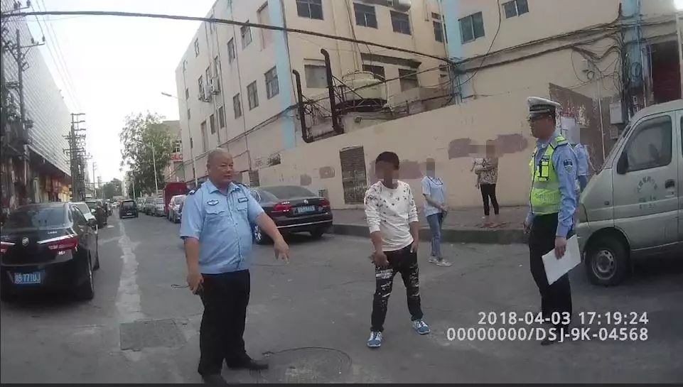 醉驾男子撞伤行人被拘! 突然痛哭向交警下跪……