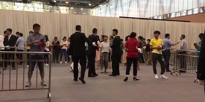 深圳网红盘清晨排长队选房 75岁老太全款买190平