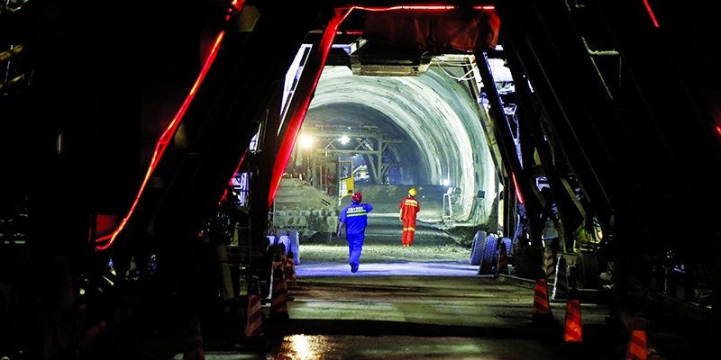 广东高速公路最长隧道——龙怀高速金门特长隧道右线贯通