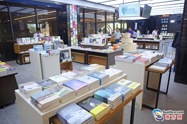 扫码进店、人脸识别!探秘深圳首家“无人书店”
