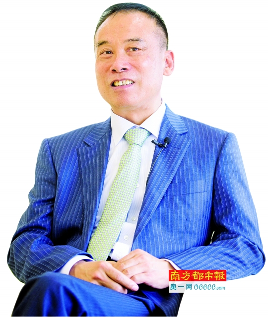 港中大(深圳)校长用等飞机的时间写了一本书 还送给了学生