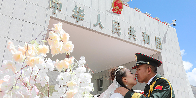 七夕最美的异地恋,海拔4800米红其拉甫国门前的婚礼