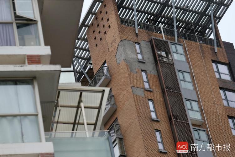 深圳豪宅外墙砖频脱落 业主出入戴头盔