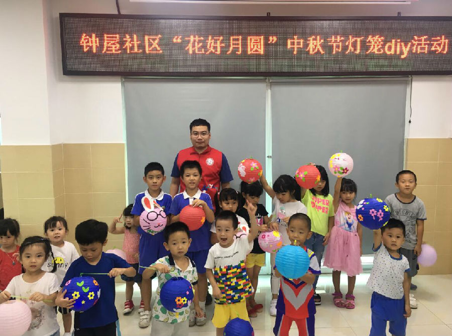 中秋佳节即将来临,为营造浓浓的节日气氛,9月18日下午,航城街道钟屋社区党群服务中心在社区活动中心开展了花好月圆迎中秋灯笼DIY活动,活动共吸引辖区25名青少年参与。 活动中,为了让小朋友了解中秋节的来历,社工给小朋友们讲了几个有关中秋节小故事以及有关中秋节传统习俗,宣扬了中国传统的民俗文化。在制作灯笼中,老师先讲解灯笼的制作步骤,然后发放灯笼材料让小朋友和家长一起制作,剪双面胶、画眼睛、贴亮片、安装彩色灯,小朋友专心致志,不一会儿的功夫,一盏盏漂亮的嫦娥奔月、月兔欢跑小灯笼诞生了,小朋友拿