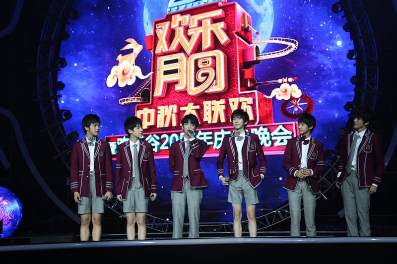 李宇春、谭维维、曹格等明星亮相深圳 陪伴市民过中秋