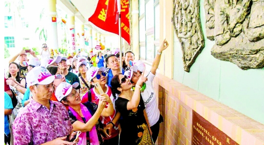 深圳市民乘“时光之旅”大巴 游览辖区景点