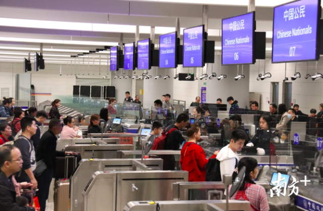 中国公民查验通道。