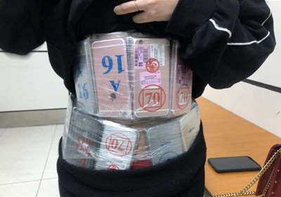 身材太好?3名时髦女身绑108部iPhone过关