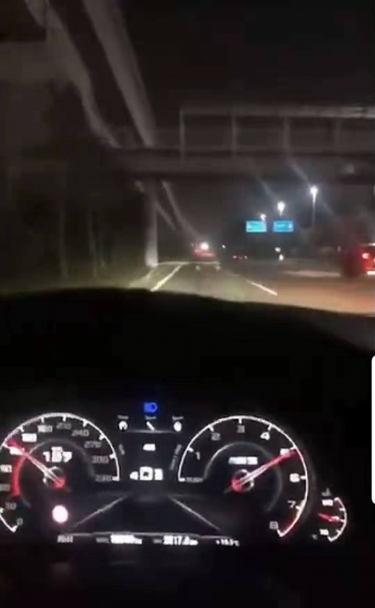 维修工开顾客宝马飙车 边开边拍视频