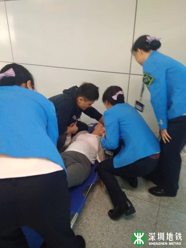 临产孕妇地铁站内阵痛产子,监控视频拍下的这