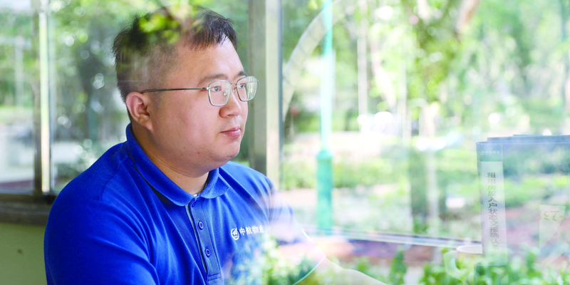 深大保安有点酷 苦学英语走红网络