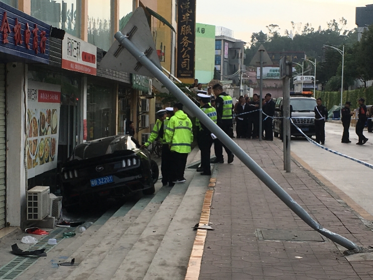 深圳龙岗最新车祸事件图片