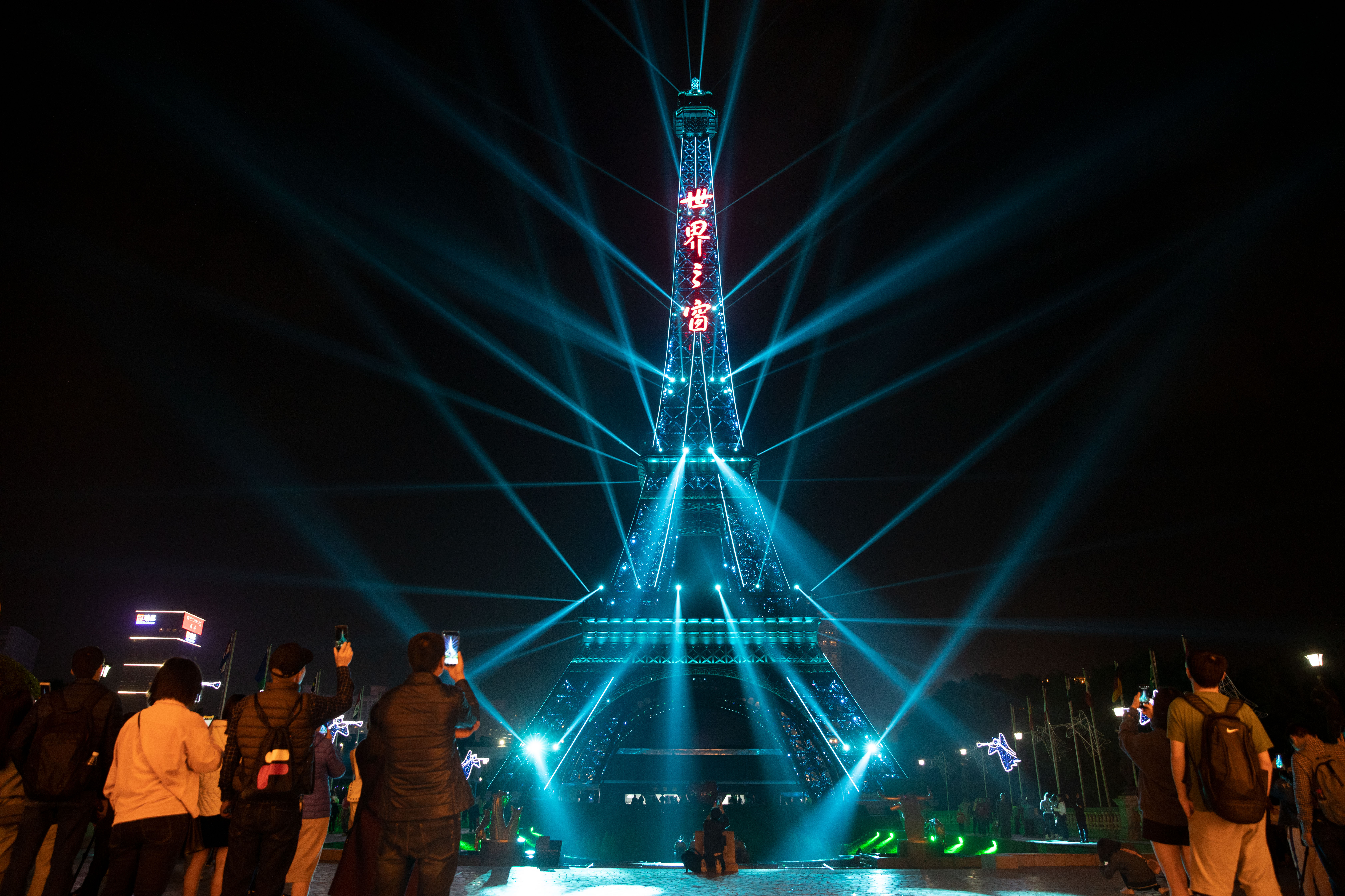 铁塔下大炮喷泉,不远处凯旋门,闪耀着晶莹光辉,在夜幕下,与铁塔灯光