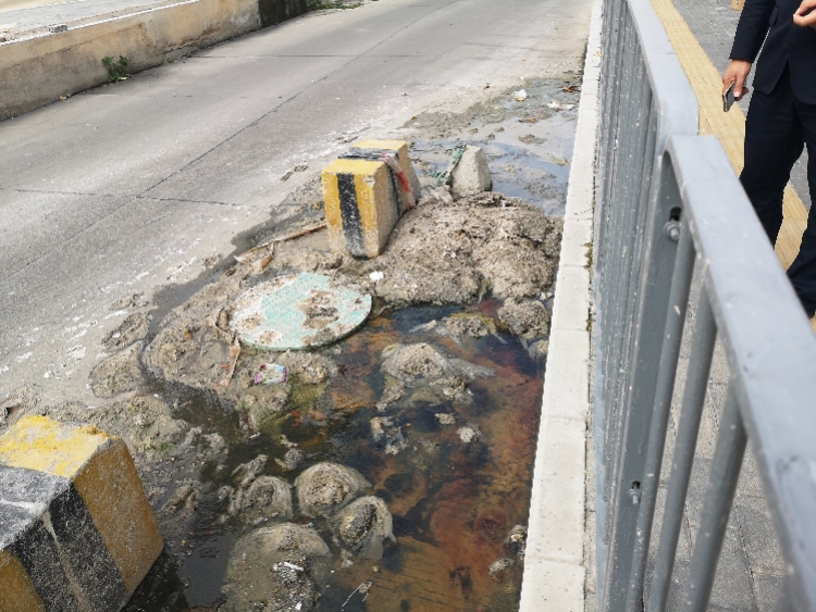 深圳一小区外污水横流,污物直排马路,4个月无人管